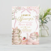 Invitation Spring Bunny Tea Baby Is Brewing Baby Shower (Debout devant)