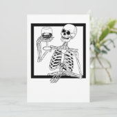 Invitation squelette d'Halloween buvant du vin crâne drôle (Debout devant)
