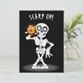 Invitation Squelette d'Halloween tenant un Jack-o-lanterne (Debout devant)