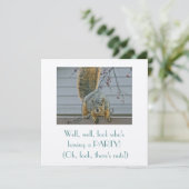 INVITATION SQUIRREL CURIEUX SUR LA BARRIÈRE REGARDANT DANS LA (Debout devant)