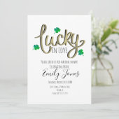 Invitation St Patrick Day Lucky In Love Gold Fête des mariées (Debout devant)