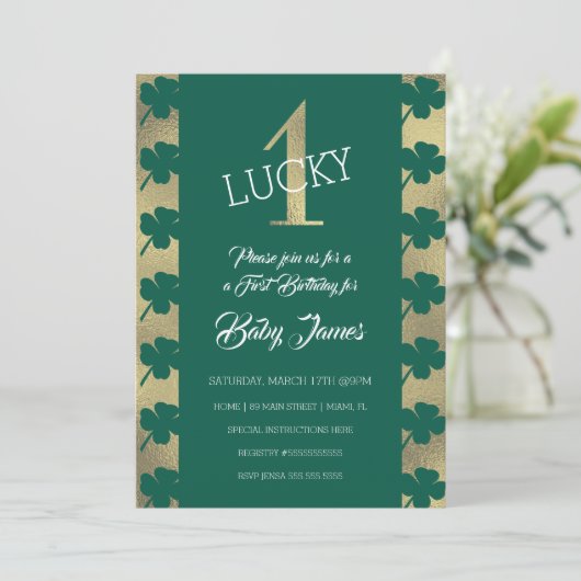 Invitation St. Patricks Lucky First Birthday Shamrock vert (Debout devant)
