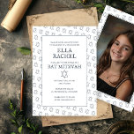 Invitation Star of David B'nai Bat Bar Mitzvah Photo personna<br><div class="desc">Carte parfaite pour annoncer une bar mitzvah, bat mitzvah ou autre célébration juive ! L'art fait main pour vous ! ENTIÈREMENT PERSONNALISABLE ! Cliquez sur "Personnaliser" ci-dessus pour modifier le texte et ajouter votre propre photo à l'arrière. Cliquez sur "modifier à l'aide de l'outil de conception" pour ajuster les polices,...</div>