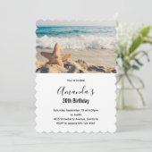 Invitation Starfish sur une plage de sable Photo Anniversaire (Debout devant)