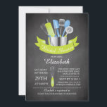 Invitation Stock Chalkboard moderne La Fête des mariées de cu<br><div class="desc">Stock moderne la cuisine nuptiale invitation avec un bol de mixage rempli d'outils de cuisine vert et bleu rétro accentué avec une bannière verte moderne et mis sur un arrière - plan de tableau noir contemporain. Visitez notre magasin pour voir notre wedding shower élégant invitation d'ustensiles dans une variété de...</div>
