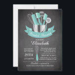 Invitation Stock Chalkboard moderne La Fête des mariées de cu<br><div class="desc">Stock moderne la cuisine nuptiale invitation avec un bol de mixage rempli d'outils de cuisine accentué d'une bannière moderne bleu turquoise et mis sur un arrière - plan de tableau noir contemporain. Visitez notre magasin pour voir notre wedding shower élégant invitation d'ustensiles dans une variété de couleurs mariages populaires.</div>