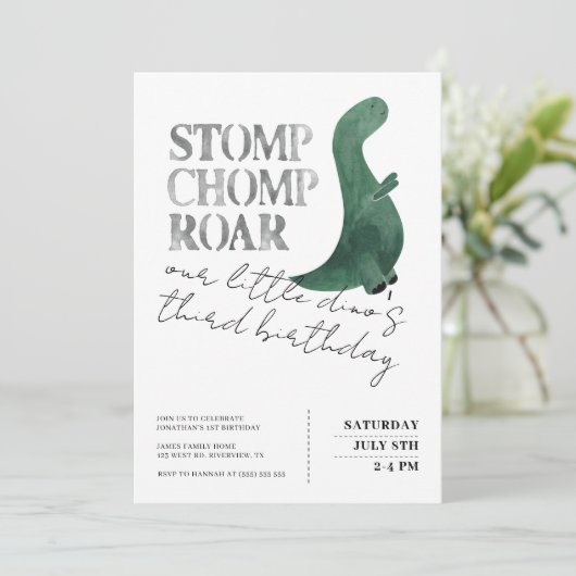Invitation Stomp Chomp Roar Dinosaur 3e anniversaire de fête  (Debout devant)