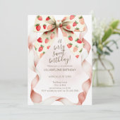 Invitation Strawberry Bow Berry Sweet Second Birthday  (Debout devant)