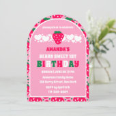 Invitation Strawberry First Birthday Celebration Arch (Debout devant)