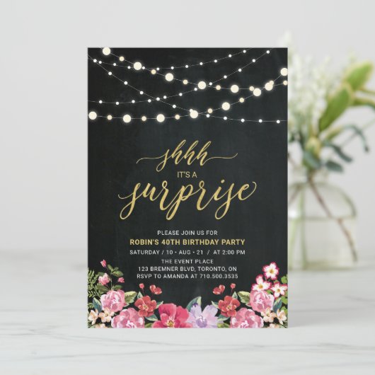 Invitation String Lights & Chalkboard Surprise fête d'anniver (Debout devant)