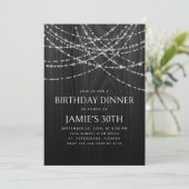 Invitation String Lights Rustic Wood Diner d'anniversaire (Debout devant)