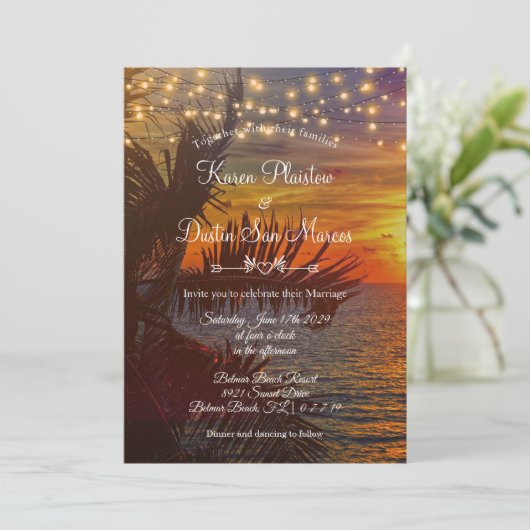 Invitation String Lights Tropical Palm Trees Beach Mariage (Debout devant)