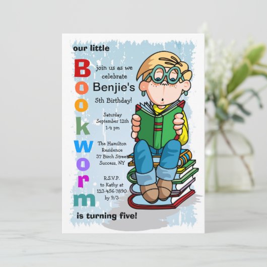 Invitation studieuse de garçon (Debout devant)