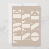 Invitation Style moderne élégant Beige Bold Typographie (Dos)