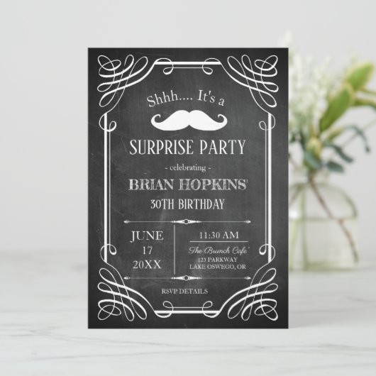 Invitation Style rétro Mustache Chalkboard Hommes B'day Party (Debout devant)