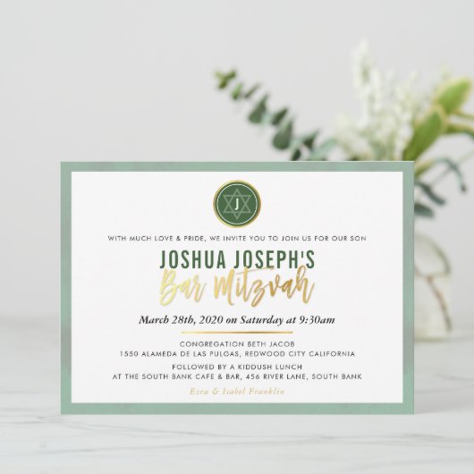Invitation STYLISÉ BAR MONOGRAM MITZVAH forêt or vert (Debout devant)
