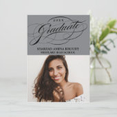 INVITATION STYLISÉ ÉLÉGANT SCRIPT 2 GRADUATE PARTITE INVITATI (Debout devant)