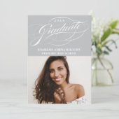 INVITATION STYLISÉ ÉLÉGANT SCRIPT 2 GRADUATE PARTITE INVITATI (Debout devant)