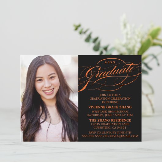 INVITATION STYLISE ÉLÉGANTE SCRIPT GRADUATE PARTITE INVITATIO (Debout devant)
