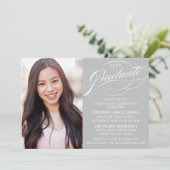 INVITATION STYLISE ÉLÉGANTE SCRIPT GRADUATE PARTITE INVITATIO (Debout devant)