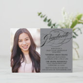 INVITATION STYLISE ÉLÉGANTE SCRIPT GRADUATE PARTITE INVITATIO (Debout devant)