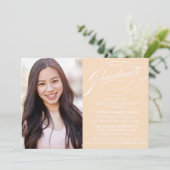 INVITATION STYLISE ÉLÉGANTE SCRIPT GRADUATE PARTITE INVITATIO (Debout devant)