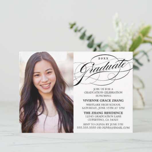 INVITATION STYLISE ÉLÉGANTE SCRIPT GRADUATE PARTITE INVITATIO (Debout devant)