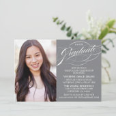 INVITATION STYLISE ÉLÉGANTE SCRIPT GRADUATE PARTITE INVITATIO (Debout devant)