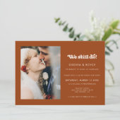 Invitation Stylo rétro Burnt Orange Nous faisons toujours Pho (Debout devant)