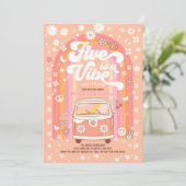 Invitation Super Five est un Vibe Van Bus 5e anniversaire (Debout devant)