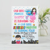Invitation Super héros et princesse communs Birthday (Debout devant)