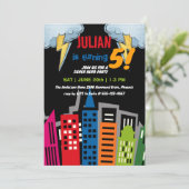 Invitation Superhero Dark City Building Anniversaire de enfan (Debout devant)