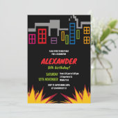 Invitation Superhero Dark City Building Explosion Anniversair (Debout devant)