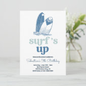 Invitation Surfs Up Moderne Surboard Plage Anniversaire (Debout devant)