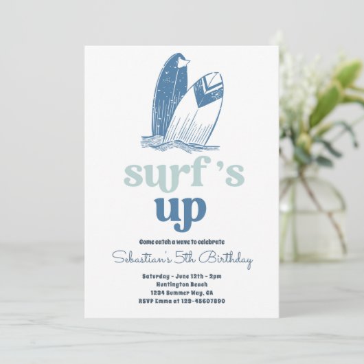 Invitation Surfs Up Moderne Surboard Plage Anniversaire (Debout devant)