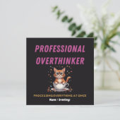 Invitation Surpenseur Professionnel Humour de Chat Relatable (Debout devant)