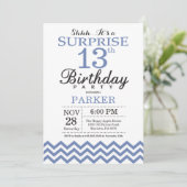 Invitation Surprise 13e Anniversaire Chevron Bleu (Debout devant)
