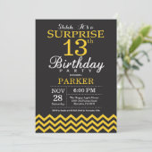 Invitation Surprise 13e anniversaire Chevron noir et jaune (Debout devant)