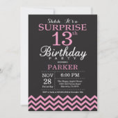 Invitation Surprise 13e anniversaire Chevron noir et rose (Devant)