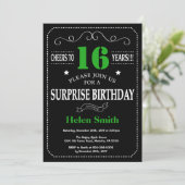 Invitation Surprise 16e anniversaire noir et vert Chalkboard (Debout devant)