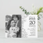 Invitation Surprise 20e anniversaire avec photo blanc noir (Debout devant)