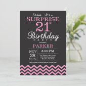 Invitation Surprise 21e anniversaire Chevron noir et rose (Debout devant)