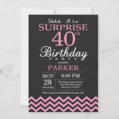 Invitation Surprise 40e anniversaire Chevron noir et rose (Devant)
