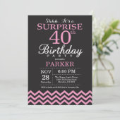 Invitation Surprise 40e anniversaire Chevron noir et rose (Debout devant)