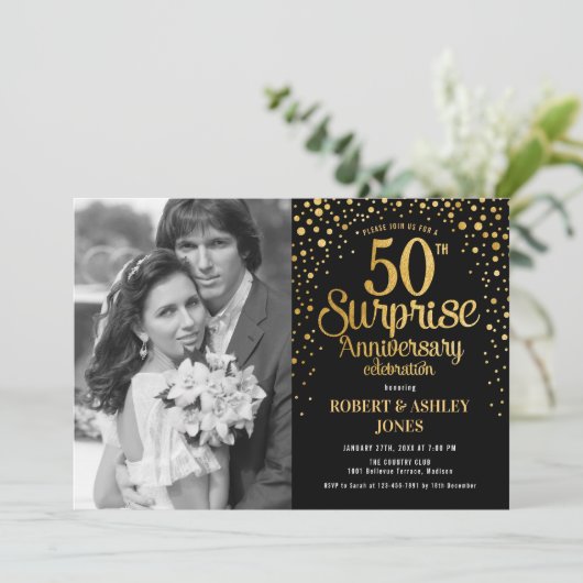 Invitation Surprise 50e anniversaire avec photo - Or noir (Debout devant)