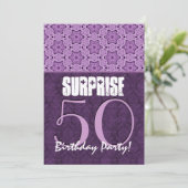Invitation Surprise 50e anniversaire dentelle violetteModèle (Debout devant)