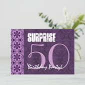 Invitation Surprise 50e anniversaire dentelle violetteModèle  (Debout devant)