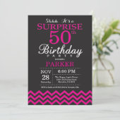 Invitation Surprise 50e anniversaire Noir et rose chaud (Debout devant)