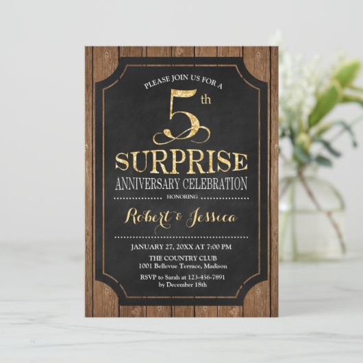 Invitation Surprise 5e anniversaire de mariage - Bois noir or (Debout devant)