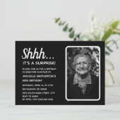 Invitation Surprise 60e anniversaire photo noir blanc (Debout devant)